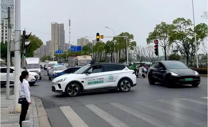 萝卜快跑导致拥堵，远程驾驶安全员“救场”